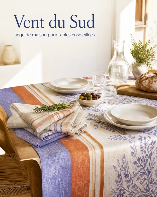 Linge de maison Vent du Sud sur une table conviviale du Sud de la France avec nappe colorée et torchons assortis